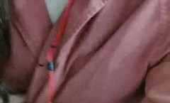 风骚少妇燃情户外逼里塞着跳弹玩耍，全程露脸漏出骚奶子揉捏，回到家里赶紧冲个热水澡自[zi]慰骚逼都湿透了