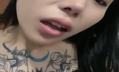 姐姐的骚穴露脸让大哥用道具插了，自己还插奶子上的性感纹身，自己揉着骚奶子道具玩着逼，浪lang叫不断表情享受