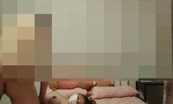 绿帽老公下药迷翻漂亮的老婆让单位领导来干她的大肥B-2