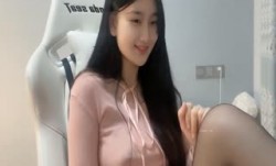 难得一见的无敌甜美超级美少女，笑起来像吃了蜜一样的甜，大胸脯亮点满满，黑丝美腿简直了
