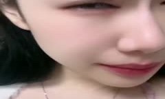 《疯狂抖音》美新娘5 美女喝高了洒酒疯耍的点大当街脱光光摆pose还跟jc动手(15)