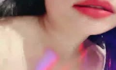 秀人网模特儿-瑞瑞_：爸爸插进来好吗，骚逼今天老痒了全是水，摸几下就喷水，娘们是真敏感！