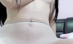 小七妹mei妹mei、萝luo莉丝袜美少女。隔着丝袜自[zi]慰，揉奶掰穴，高清晰观看森林的洞口！