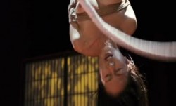 调教 这个剧情不错 最后人体锯剖美女居然从逼里掏枪出来 男子被切了弟弟反杀 牛逼 画面很震撼