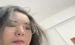 眼镜妹mei子携自己的男友无套啪pa啪女上位打桩下下到底，肉色丝袜丰满大屁股，双双高潮，倒插射嘴口𝕄𝕚𝕤𝕤𝔸𝕍爆