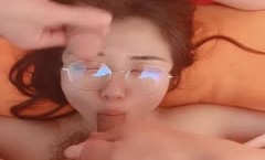 欲望人妻露脸吞精喝尿伺候好几个大鸡巴，多体位抽𝕄𝕚𝕤𝕤𝔸𝕍[chou]插爆草蹂躏，让大哥们扣逼草嘴干的叫爸爸快给我，精jing彩刺激