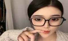 神似冯提莫-眼镜美女 苏苏LUCKY- 超有范，这小[xiao]穴干净整洁，好想下口舔tian爆她，叫床叫得这么好听2V！ (2)