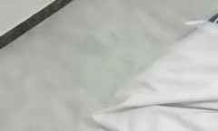 美容院的骚逼技师露脸偷偷的玩耍，给顾客服务期间自己跑到另外的屋子里诱惑狼友全裸露奶子自己抠逼浪lang荡呻吟