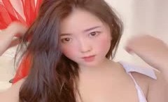 大奶肥逼极品宝贝全程露脸发骚，骚逼淫水已泛滥表情好骚，自己揉捏骚奶子道具玩弄骚穴呻吟，浪lang叫不断好刺激