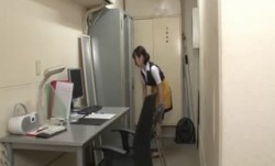 AP-692ファミレスのウブ女子バイト店員は店長からの連日[ri]繰り返される執拗な乳首責め