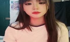 极品呆萌小妹mei全程露脸陪狼友发骚，MissAV Club-在狼友的指挥下脱光看了秒硬，揉奶玩逼看特写舔tian手指上的淫水撅着屁股发骚