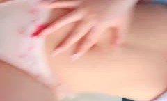 清纯美少女，露脸三点全粉粉色比基尼纤细美甲手指掰开粉红蝴蝶逼