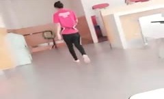 疫情期间餐厅顾客少小情侣玩偷窥女友的无毛小骚穴非常嫩颜值也不错很刺激
