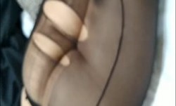 男：她外边肯定有人了。 少妇：老想你了，滚，这么墨迹，快点做吧 待会我要忙了，有我老公鸡巴大，快点射给我！