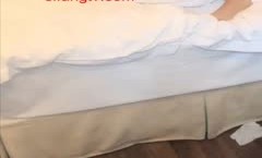 大胆猥琐男背着女友把她气质漂亮的美女闺蜜弄晕带到酒jiu店玩弄啪pa啪,干醒后竟然全力配合,𝕄𝕚𝕤𝕤𝔸𝕍操她趴MissAV Club-在床上不动了!