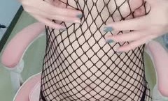 非常性感的SEX苗条女神，穿着蕾丝格黑丝袜，轻声娇喘更诱人，这皮肤配粉奶粉真是绝！