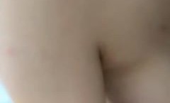 新人小妹mei露脸让小哥玩弄，吃奶又舔tian逼，奶头和逼逼都很粉，强制口交，无套爆草玩奶子，呻吟可射各种蹂躏射逼