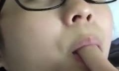 《重磅⭐隐私曝光》渣男分手后报复流出清纯眼镜学生妹mei不健康露脸自拍XXX𝕄𝕚𝕤𝕤𝔸𝕍吹箫、打炮、紫薇，呻吟声很有特点骚母狗就这样炼成的(13)
