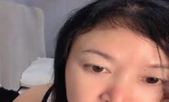 大奶骚妈带着女儿一起直播，全程露脸淫声荡当，撅着屁股用道具插菊花，吃奶玩逼自[zi]慰特写展示，听狼友指挥