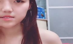你的甜美学妹mei上线了，全程露脸一边跟狼友聊天一边发骚，揉奶玩逼看特写，听狼友指挥自[zi]慰逼逼呻吟，清纯可爱