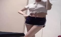 《疯狂抖音》美新娘5 美女喝高了洒酒疯耍的点大当街脱光光摆pose还跟jc动手(21)