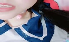 爸爸草我装纯的骚货全程露脸制服诱惑，无毛白虎逼激ji情大秀，陪狼友互动撩骚浪lang荡呻吟，揉奶玩逼精jing彩刺激不断